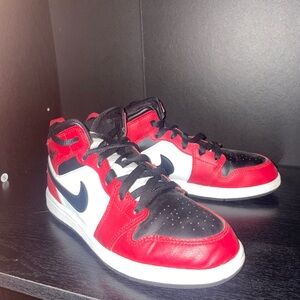 Jordan 1 mid “Chicago toe”